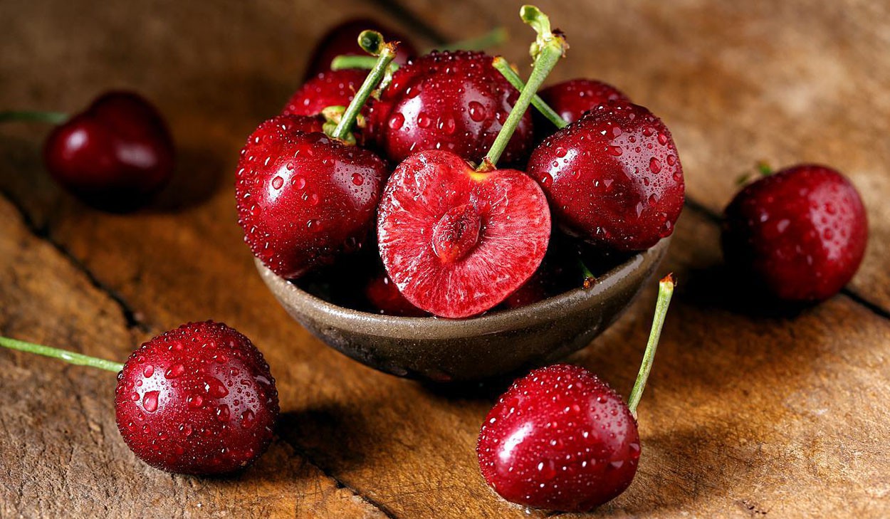 What are the benefits and functions of acerola cherries